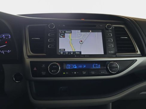 Used 2019 Toyota Highlander XLE w/ Carpet Mat Package (TMS) AWD/4WD image 23