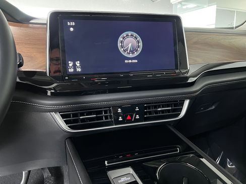 Used 2025 Volkswagen Atlas SE AWD/4WD image 16