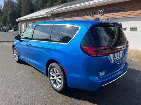 New 2026 Chrysler Pacifica Select image 7