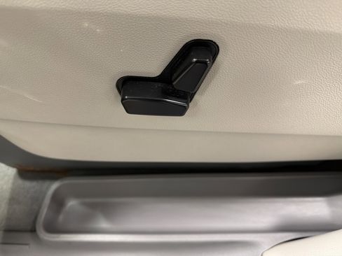 Used 2009 Chrysler Town & Country Limited w/ Entertainment Group #3 image 7