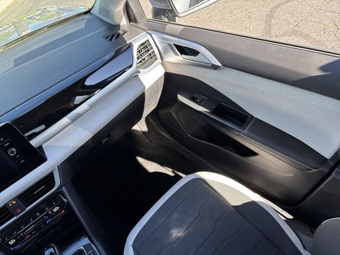 Used 2025 Volkswagen Taos SE image 15