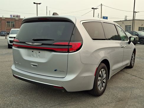 Used 2023 Chrysler Pacifica Limited FWD image 6