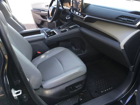 Used 2022 Toyota Sienna XLE FWD image 30