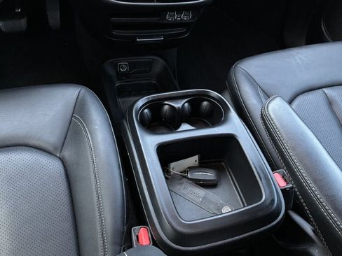 Used 2025 Chrysler Pacifica Select FWD image 16