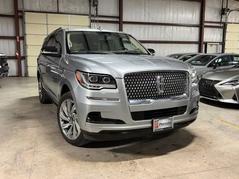 Used 2022 Lincoln Navigator Reserve image 1
