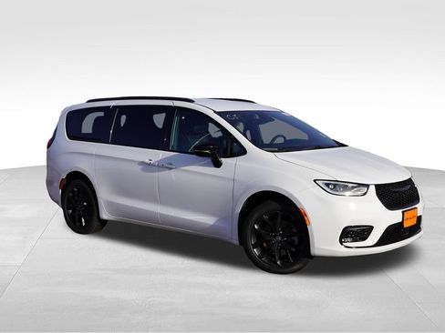 New 2026 Chrysler Pacifica Select w/ S Appearance Package AWD/4WD image 2