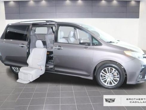 Used 2020 Toyota Sienna XLE w/ XLE Navigation Package FWD image 1