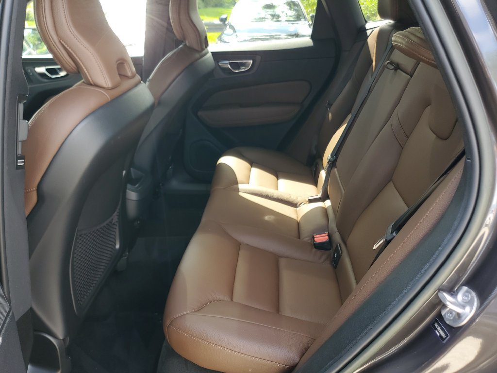Certified 2022 Volvo XC60 B5 Momentum w/ Protection Package Premier AWD/4WD image 11