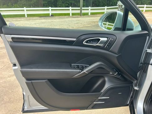 Used 2017 Porsche Cayenne AWD/4WD image 11