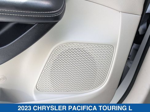 Used 2023 Chrysler Pacifica Touring-L FWD image 14