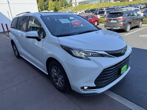 Used 2023 Toyota Sienna XLE w/ XLE Plus Package AWD/4WD image 6