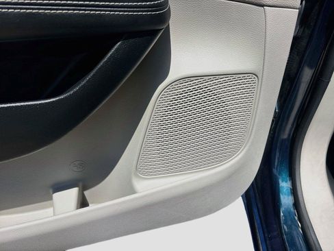 Used 2023 Chrysler Pacifica Touring-L FWD image 20