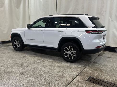 Used 2023 Jeep Grand Cherokee Limited image 3