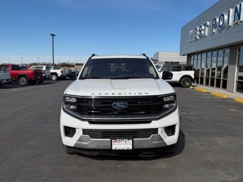 Used 2025 Ford Expedition Platinum image 3