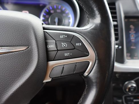 Used 2016 Chrysler 300 Limited image 8