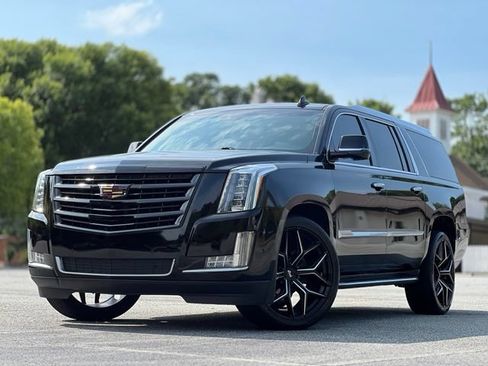 Used 2018 Cadillac Escalade ESV Luxury RWD image 1