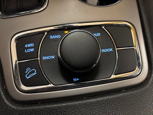 Used 2019 Jeep Grand Cherokee Limited w/ Luxury Group II AWD/4WD image 18