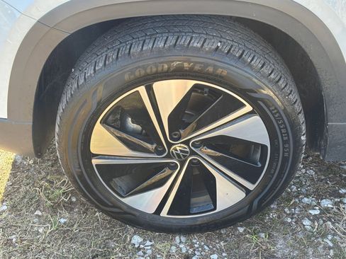 Used 2025 Volkswagen Taos SE image 30