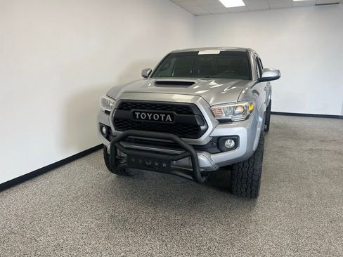 Used 2017 Toyota Tacoma TRD Sport image 3