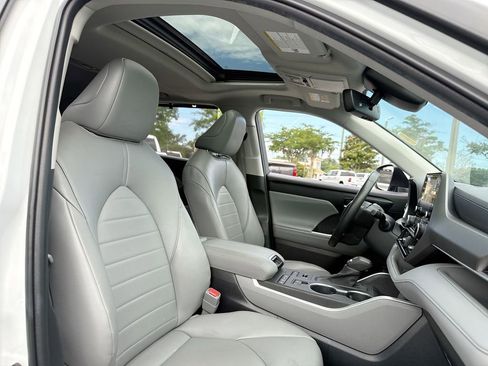 Used 2022 Toyota Highlander XLE AWD/4WD image 30