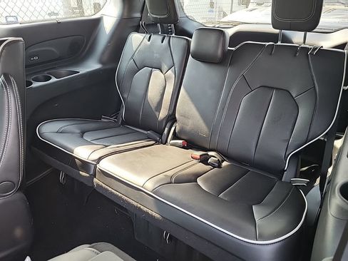 Used 2023 Chrysler Pacifica Limited w/ Uconnect Theater Family Group FWD image 5