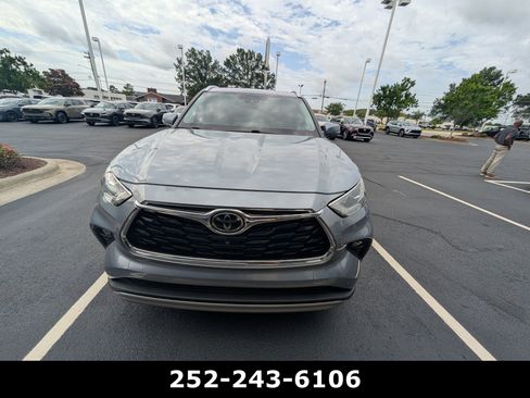 Used 2021 Toyota Highlander Platinum AWD/4WD image 2