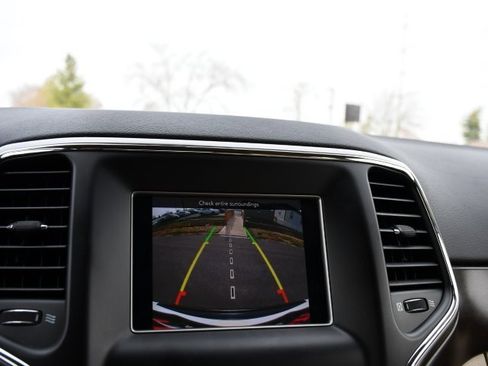 Used 2018 Jeep Grand Cherokee Laredo image 17