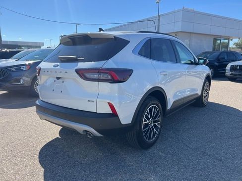 Used 2025 Ford Escape SE image 4