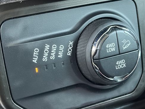 Used 2020 Jeep Renegade Trailhawk w/ LED Lighting Group AWD/4WD image 25