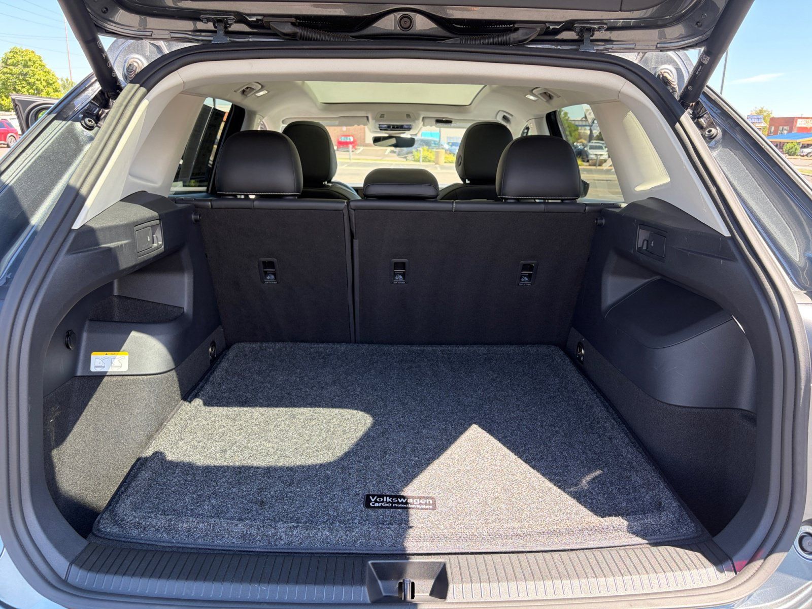 Certified 2025 Volkswagen Tiguan SE w/ Panoramic Sunroof Package AWD/4WD image 34