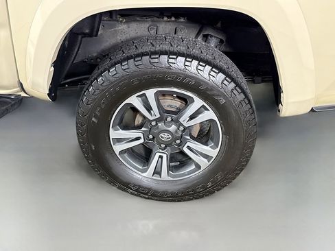 Certified 2018 Toyota Tacoma TRD Sport w/ Technology Package AWD/4WD image 35