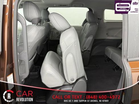 Used 2024 Toyota Sienna XLE image 54