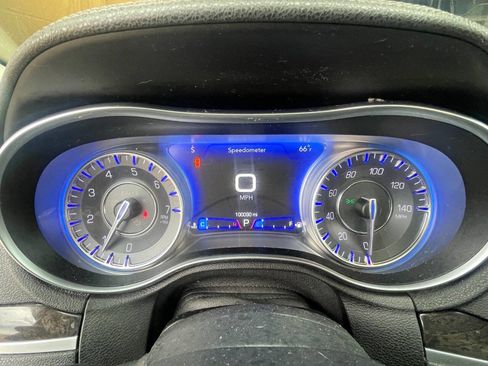 Used 2019 Chrysler 300 Limited image 16