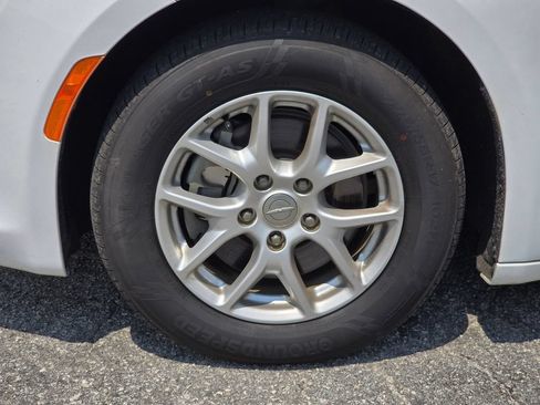 Used 2020 Chrysler Pacifica Touring-L FWD image 11