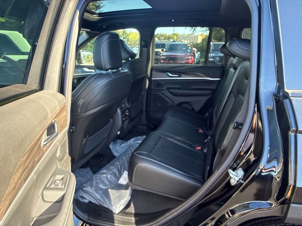 New 2027 Jeep Grand Cherokee Limited AWD/4WD image 22