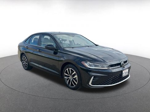 Used 2025 Volkswagen Jetta SE image 2