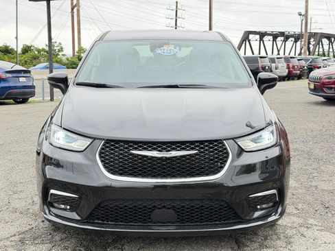 Used 2023 Chrysler Pacifica Touring-L FWD image 10