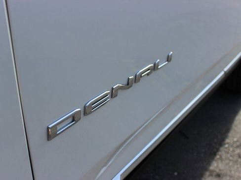 Used 2025 GMC Yukon Denali w/ Denali Reserve Package image 3