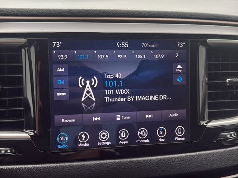 Used 2018 Chrysler Pacifica Touring-L FWD image 17