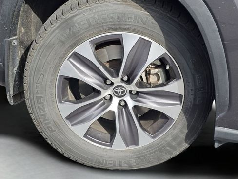 Used 2023 Toyota Highlander XLE AWD/4WD image 18