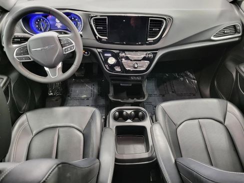 Used 2025 Chrysler Pacifica Select image 8