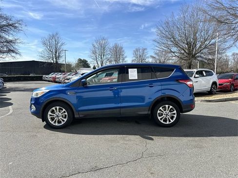 Used 2017 Ford Escape SE image 2