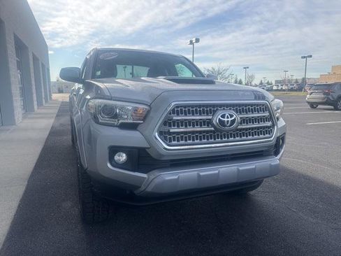 Certified 2017 Toyota Tacoma TRD Sport image 3