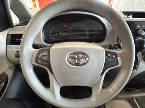Used 2014 Toyota Sienna LE FWD image 34