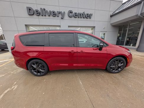 New 2026 Chrysler Pacifica Select w/ S Appearance Package image 5