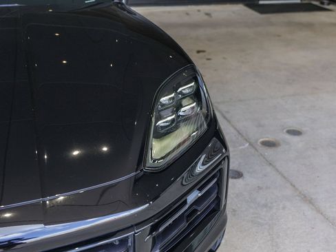 Certified 2024 Porsche Cayenne AWD/4WD image 11
