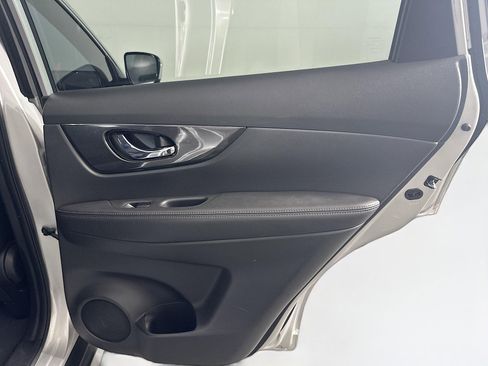 Used 2018 Nissan Rogue SV w/ Premium Package image 32