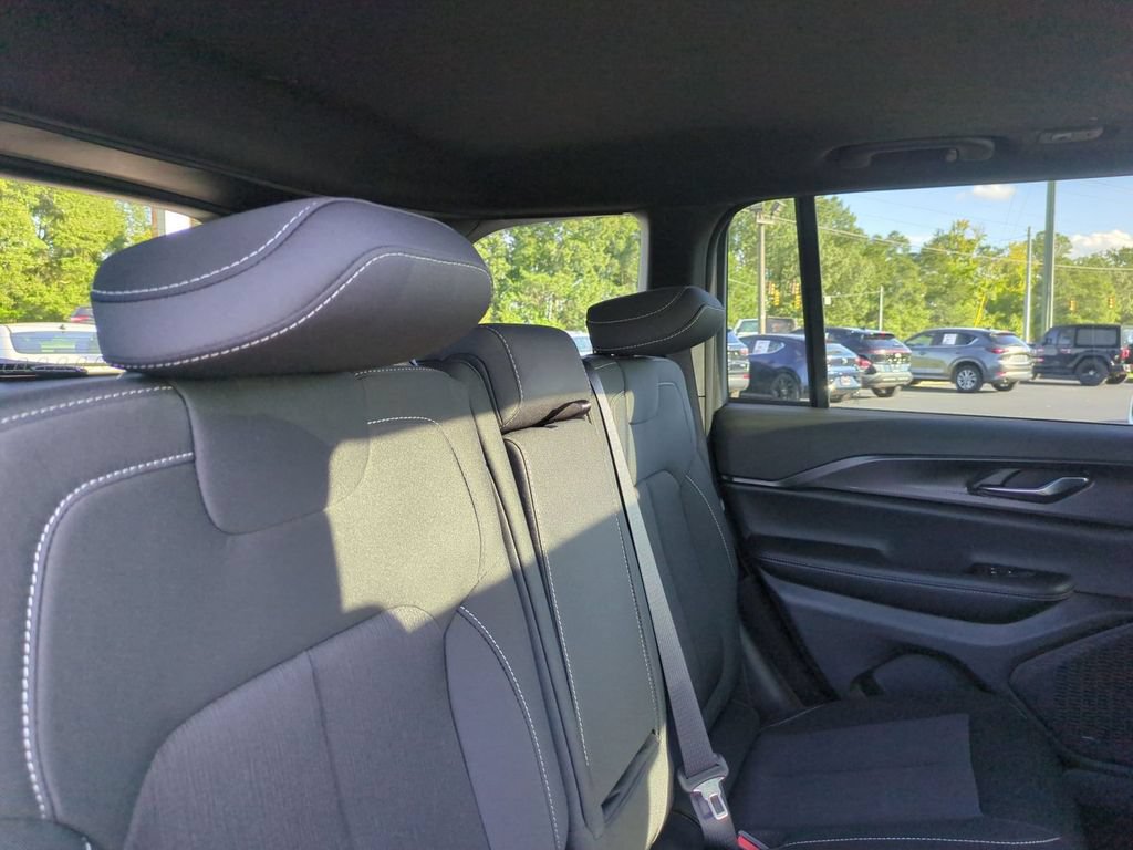 New 2027 Jeep Grand Cherokee Laredo X RWD image 32