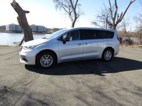 Used 2024 Chrysler Pacifica Touring-L image 3
