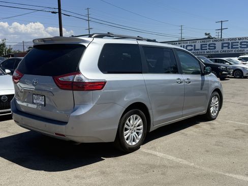 Used 2015 Toyota Sienna XLE w/ XLE Navigation Package image 7